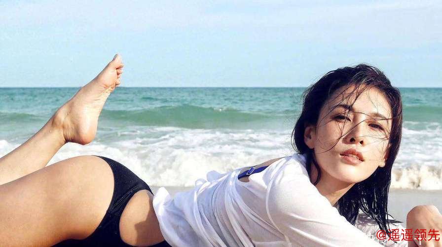 腿长113cm？成龙唯一女徒弟迪拜泳装秀，这身材是真实存在的吗？